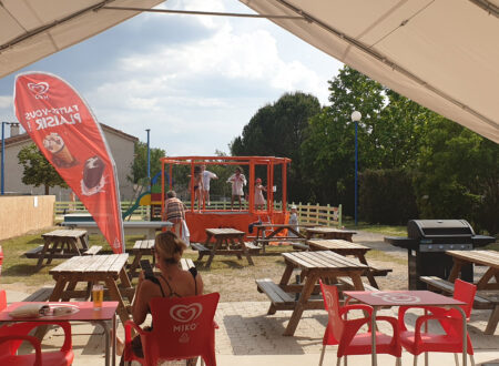 Terrasse du snack et aire de jeux pour les enfants